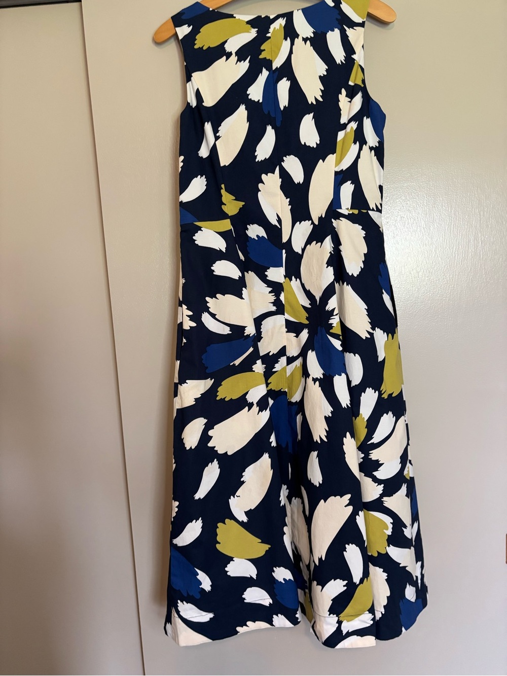 Boden Sleeveless Navy Floral A-Line Dress with White, Blue & Olive Print size 8 - Picture 5 of 8